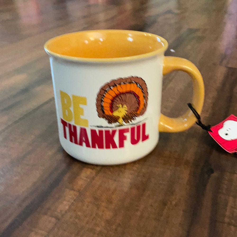 Peanuts be thankful mug yellow inside